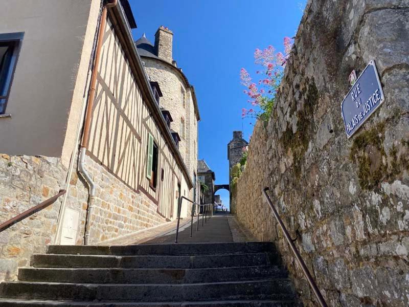 Bed and Breakfast La Maison Sur Les Remparts Domfront  Exterior foto